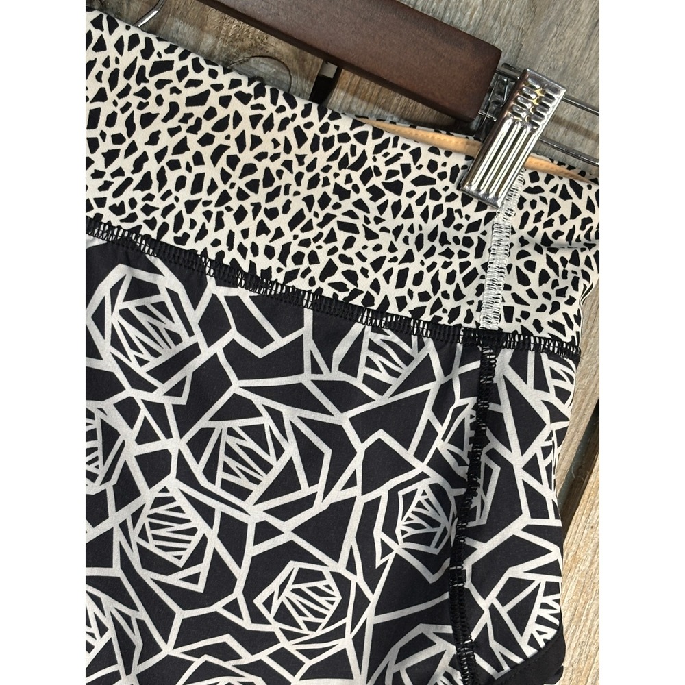 Lululemon Speed Up Low-Rise Lined Shorts 2.5 Black White Rose Animal Print 4 - Picture 2 of 7